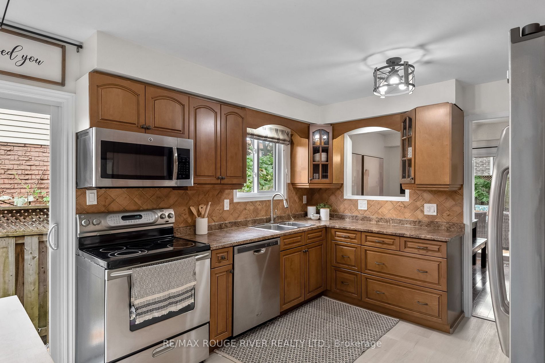 2 Lyndale Cres