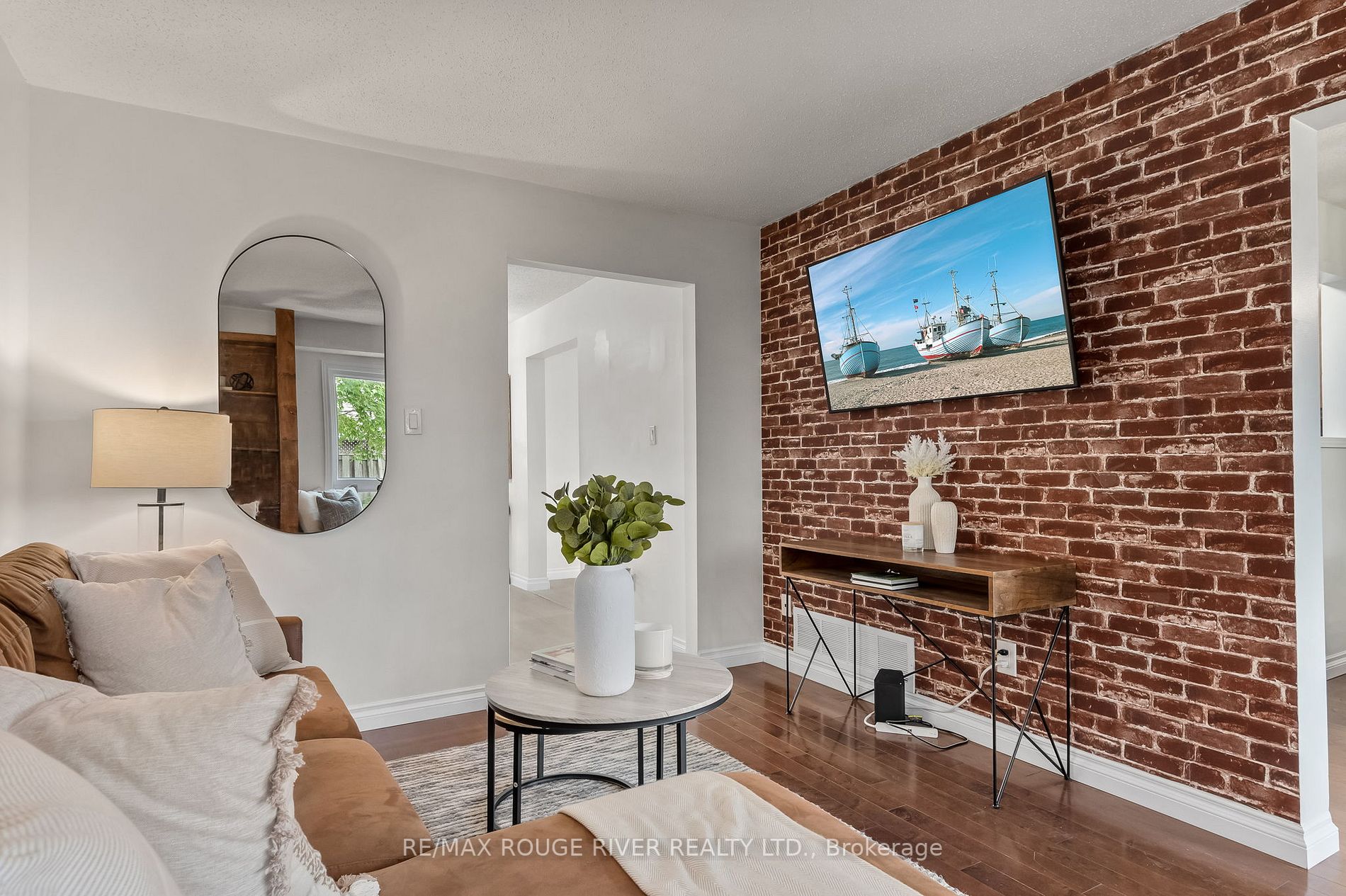 2 Lyndale Cres