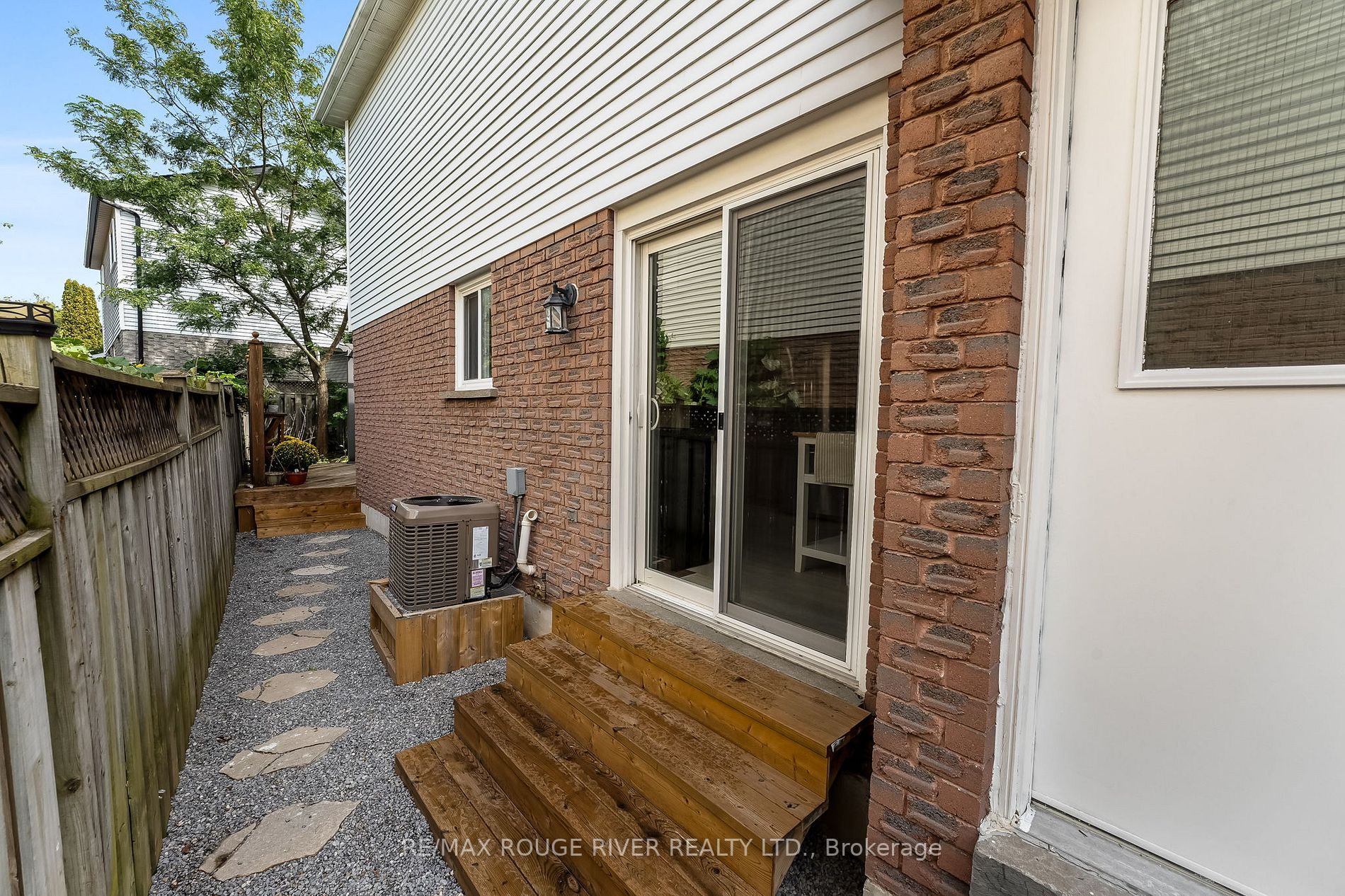 2 Lyndale Cres