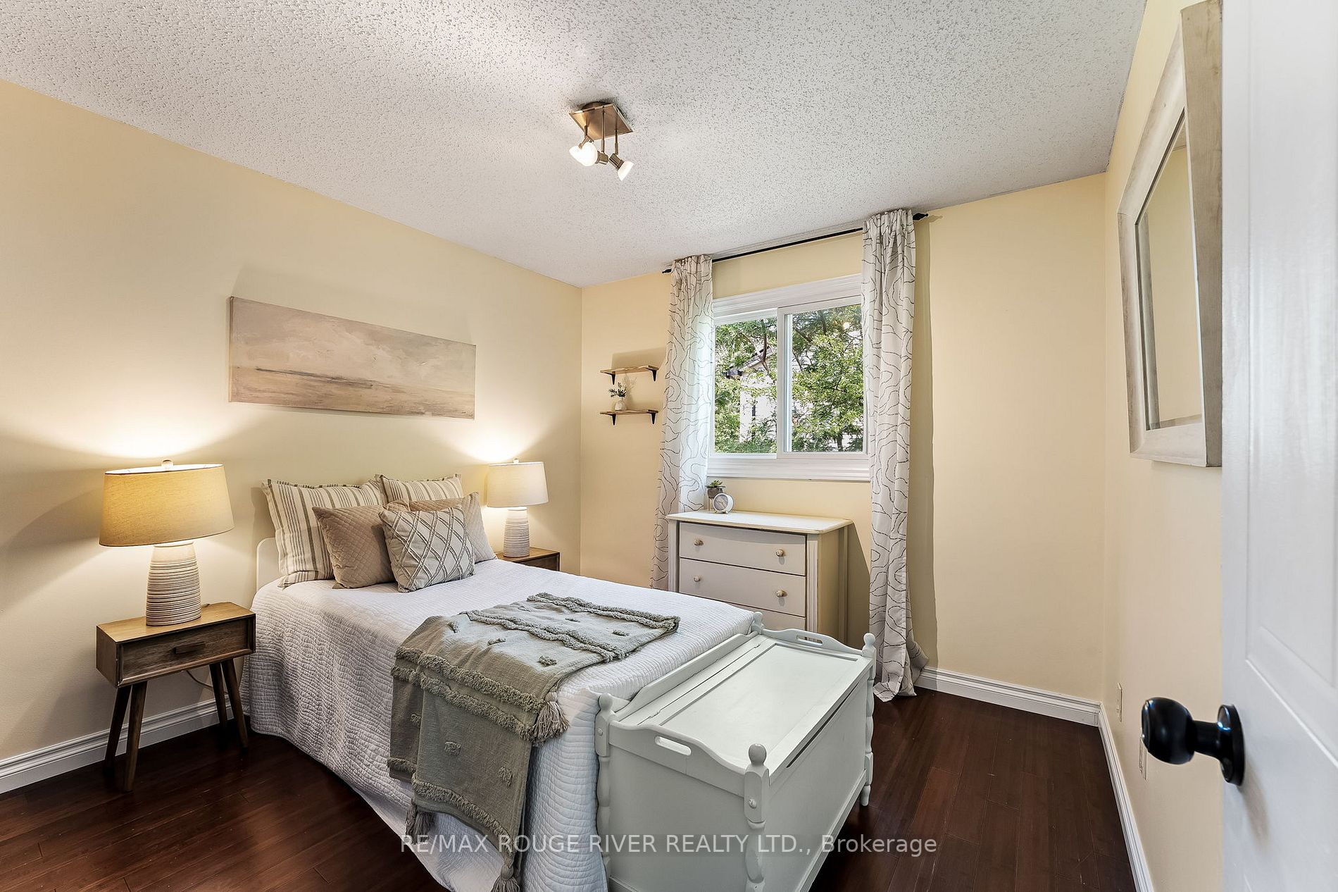 2 Lyndale Cres