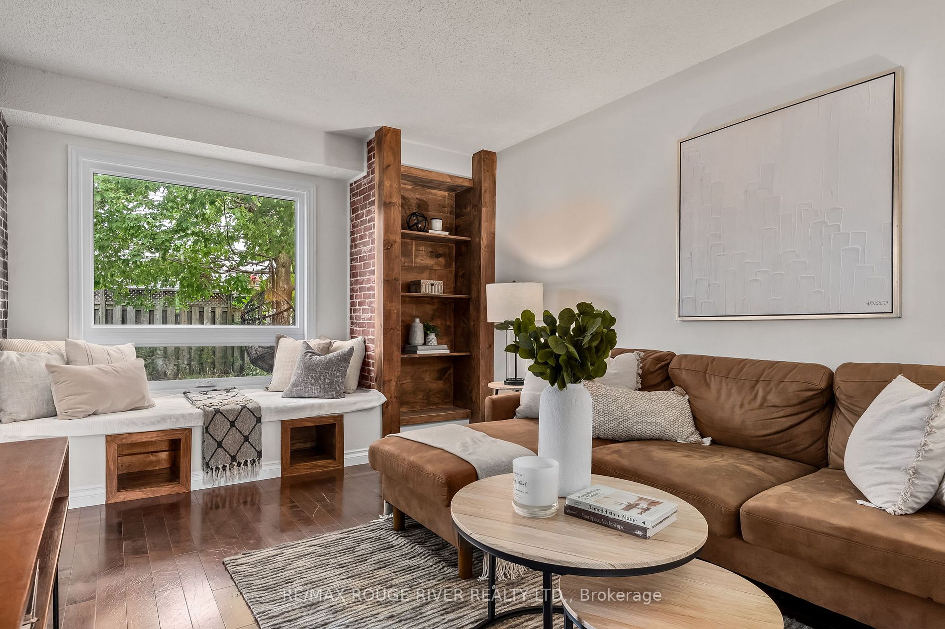 2 Lyndale Cres
