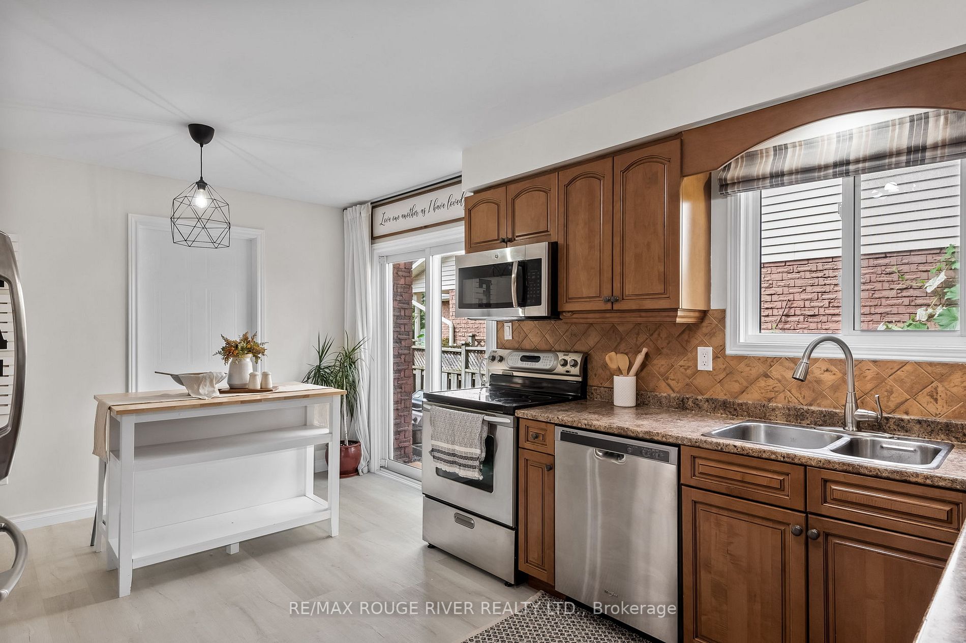 2 Lyndale Cres