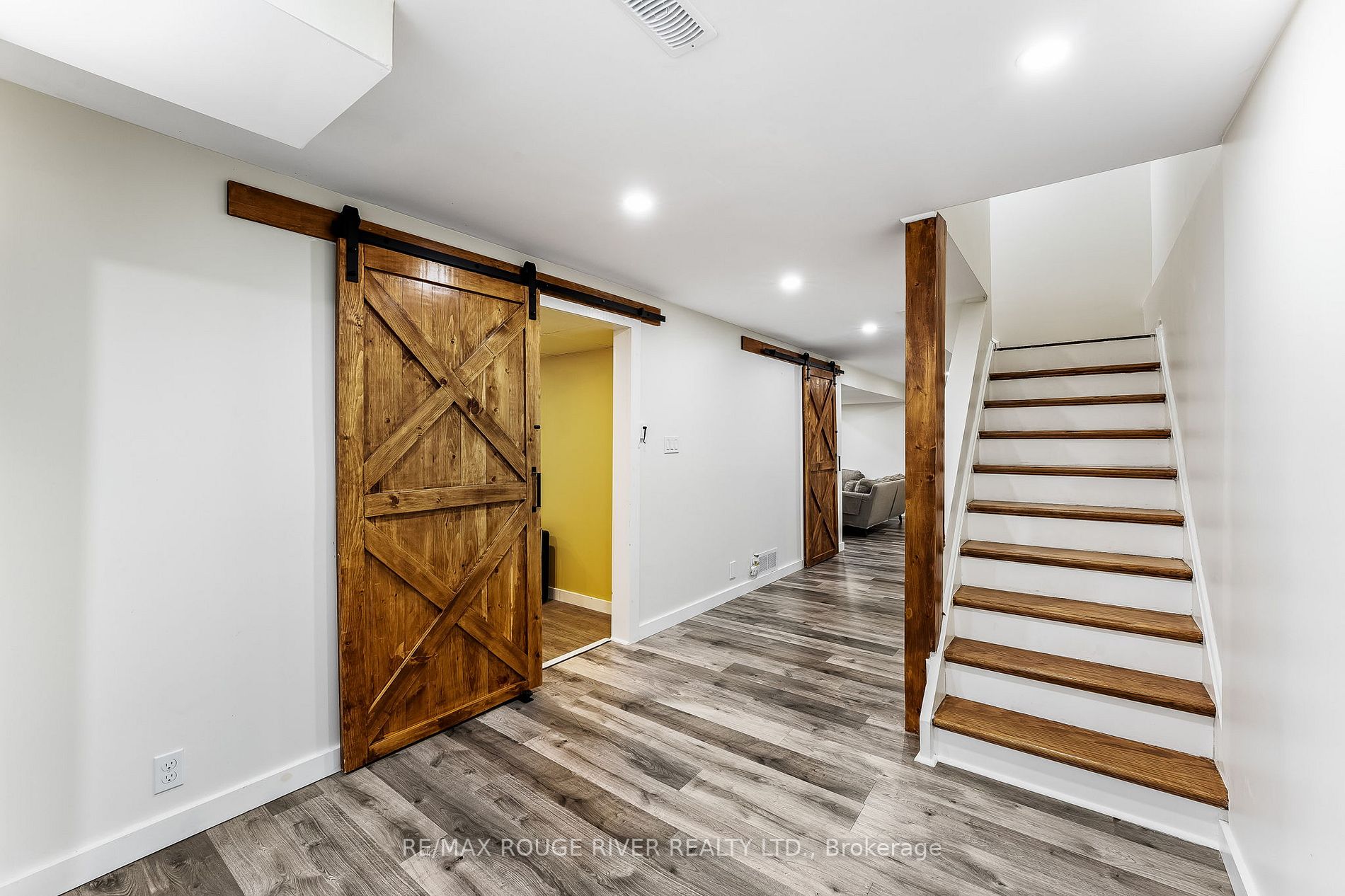 2 Lyndale Cres