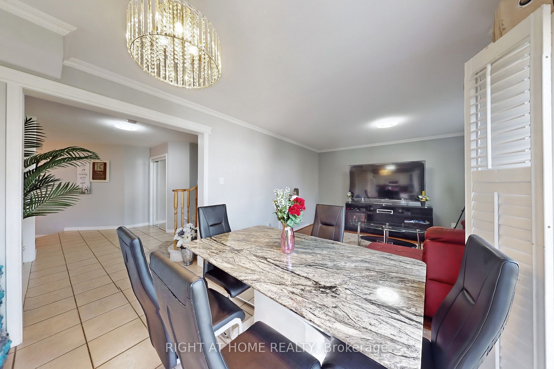 90 Guildwood Dr
