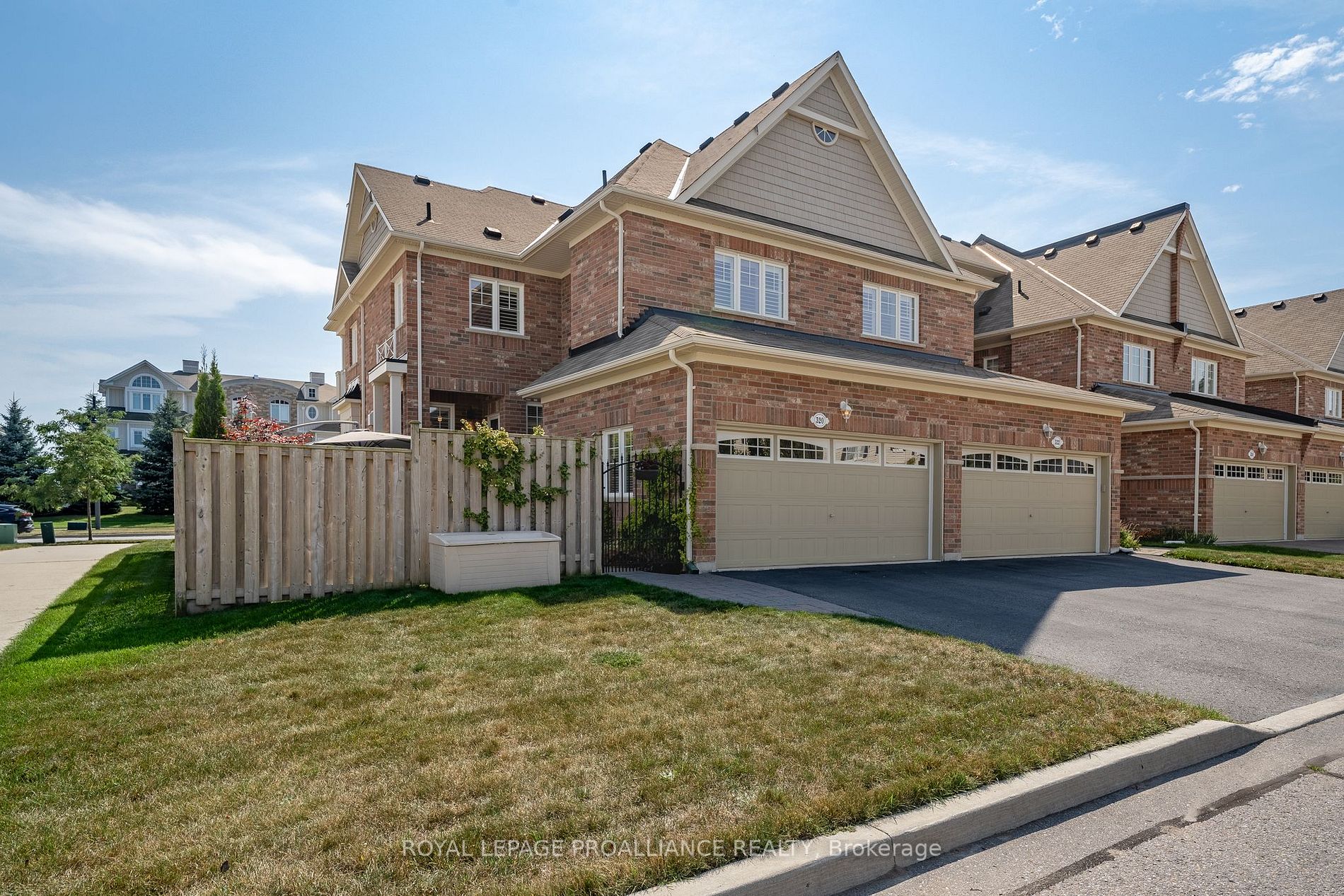 320 Lakebreeze Dr