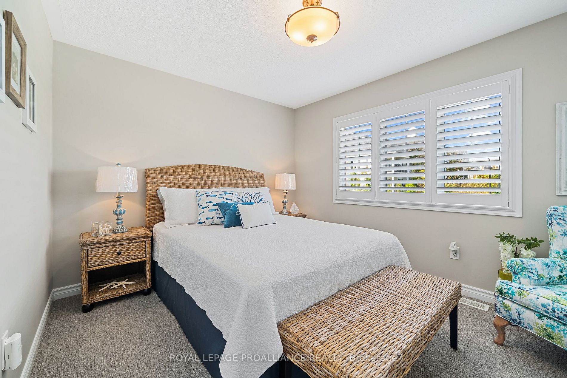 320 Lakebreeze Dr
