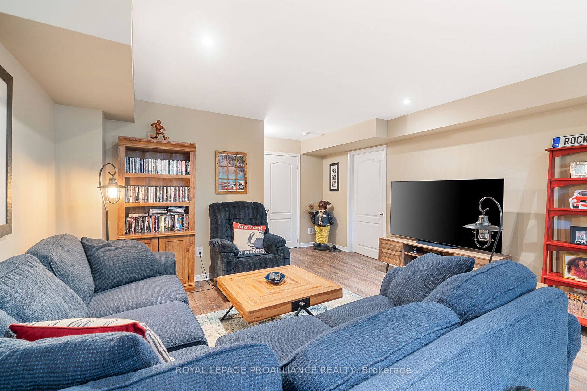 320 Lakebreeze Dr