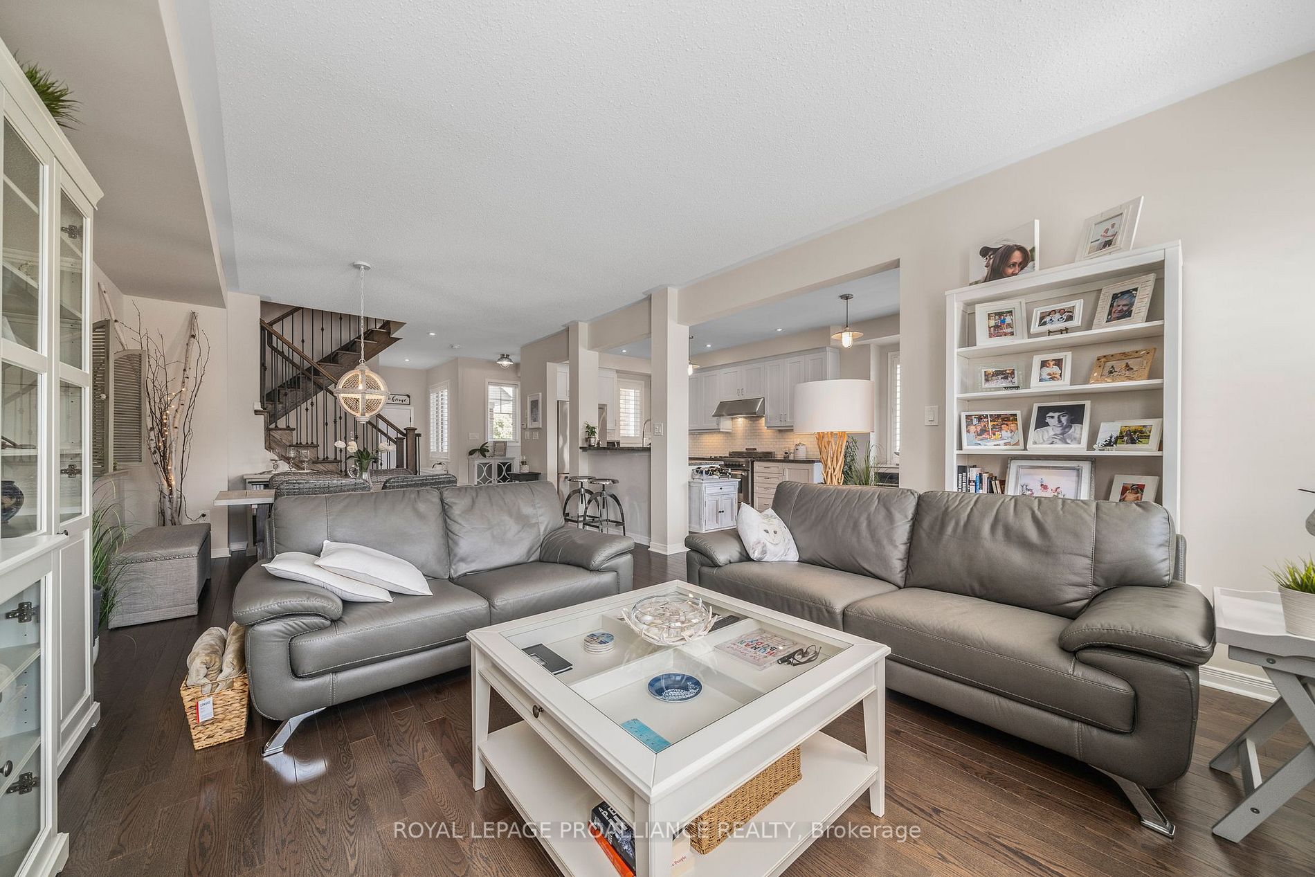 320 Lakebreeze Dr
