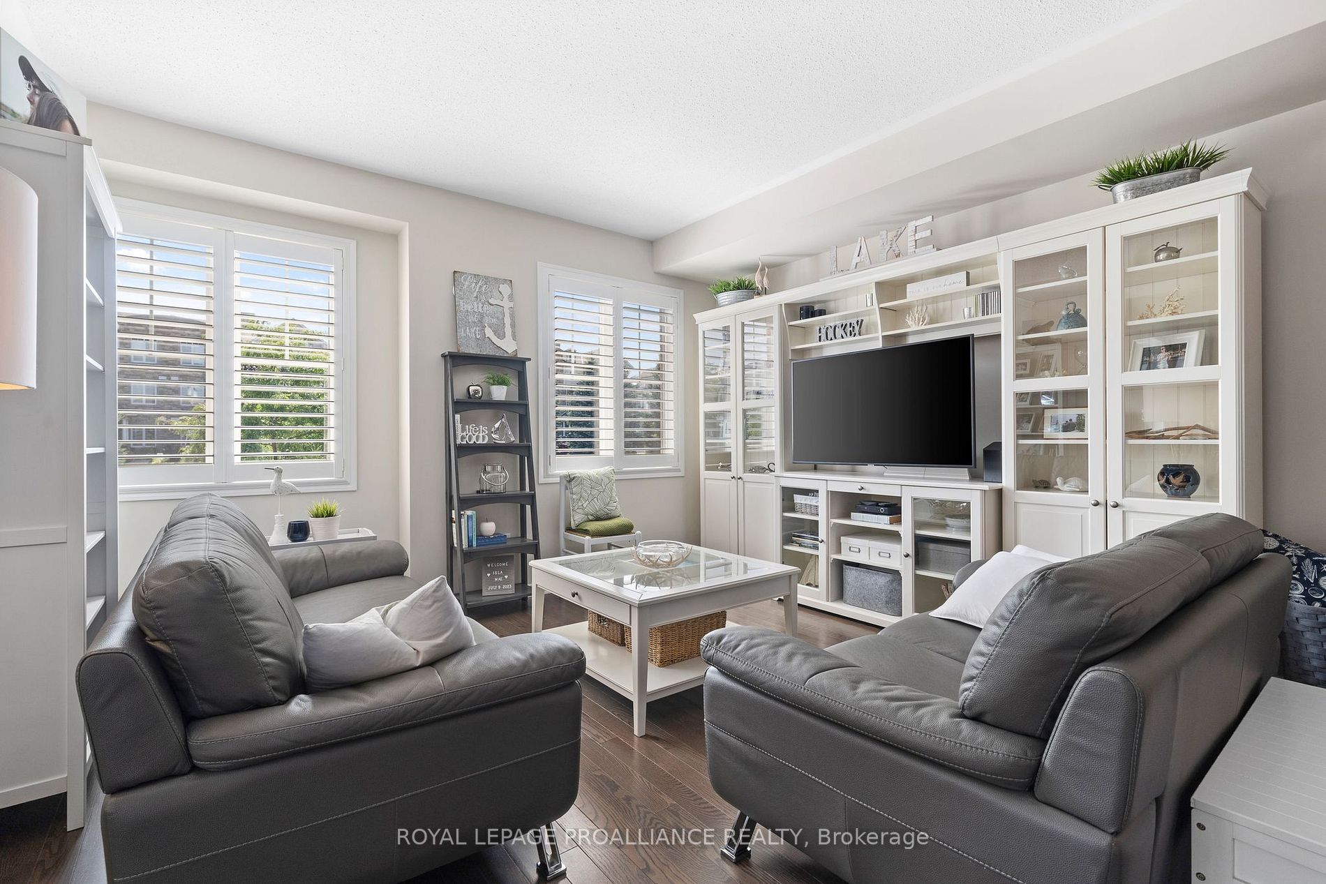 320 Lakebreeze Dr