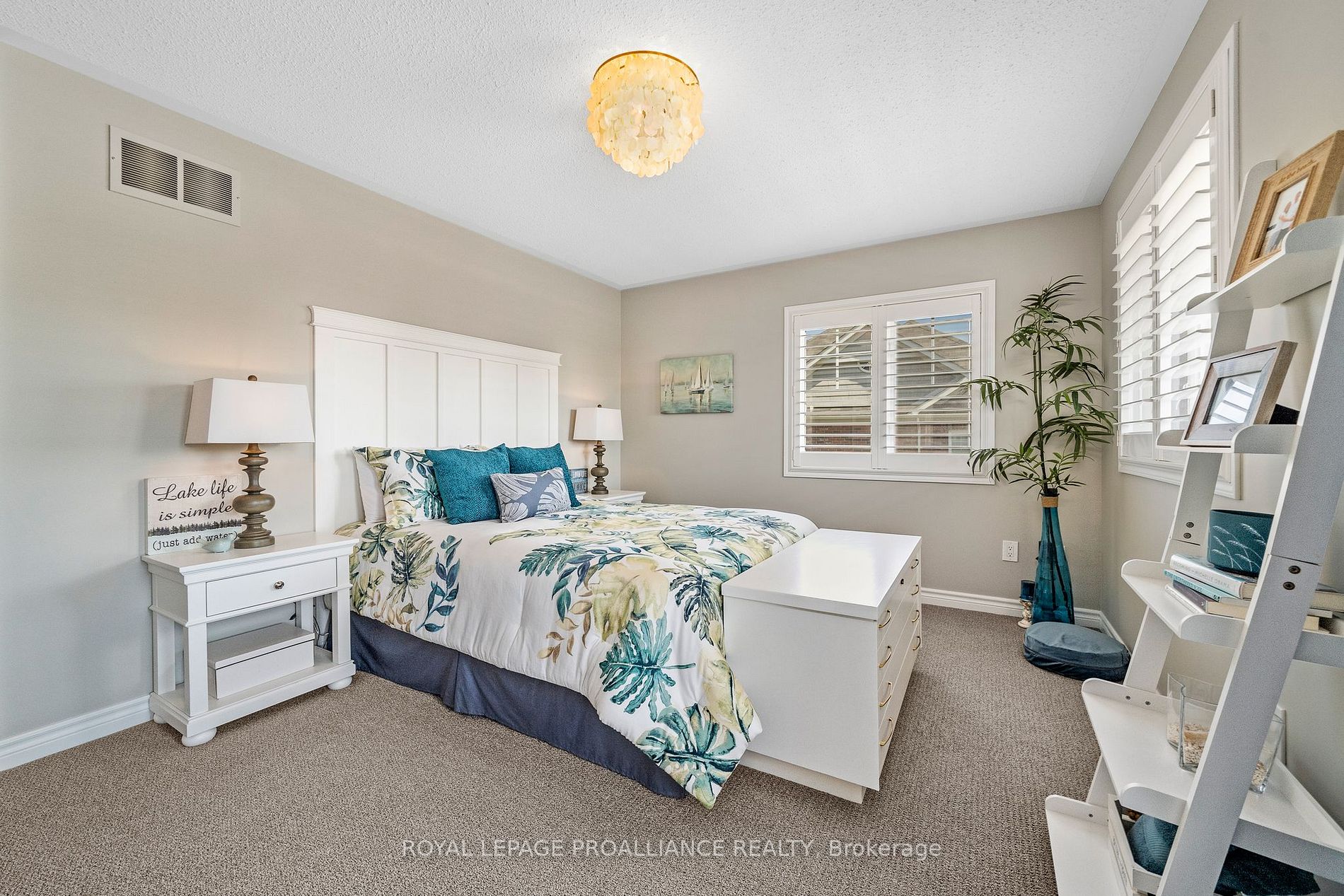 320 Lakebreeze Dr