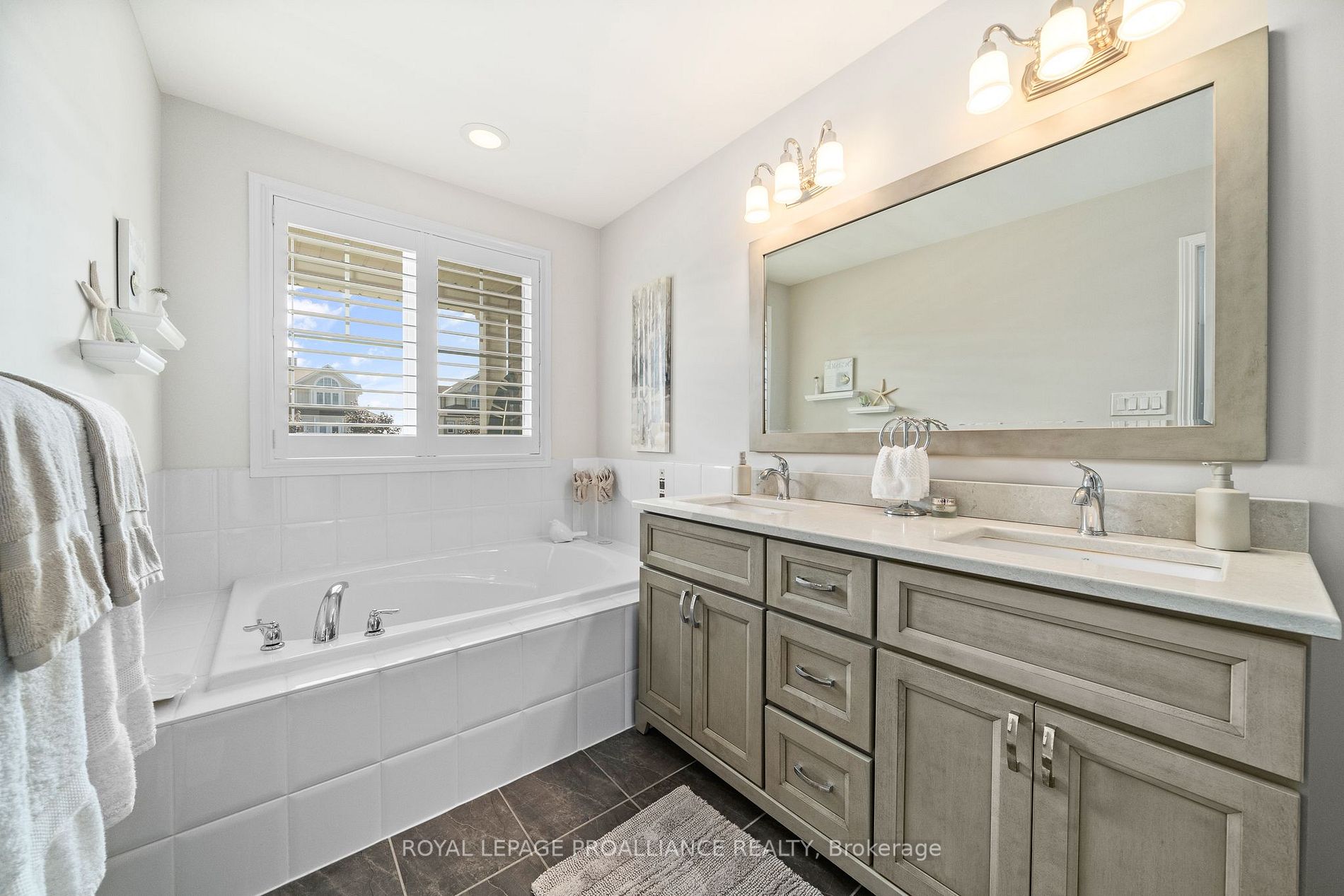 320 Lakebreeze Dr