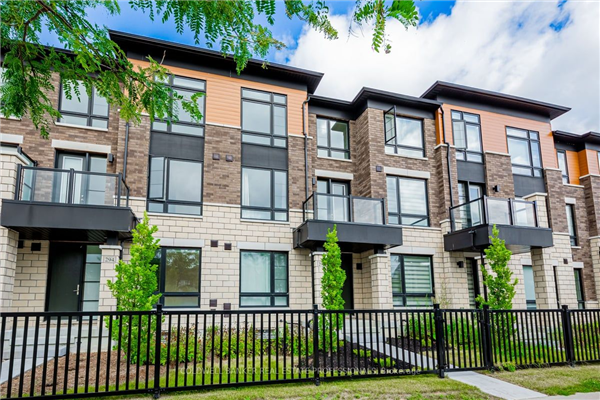 296 Carnwith Dr E, Whitby