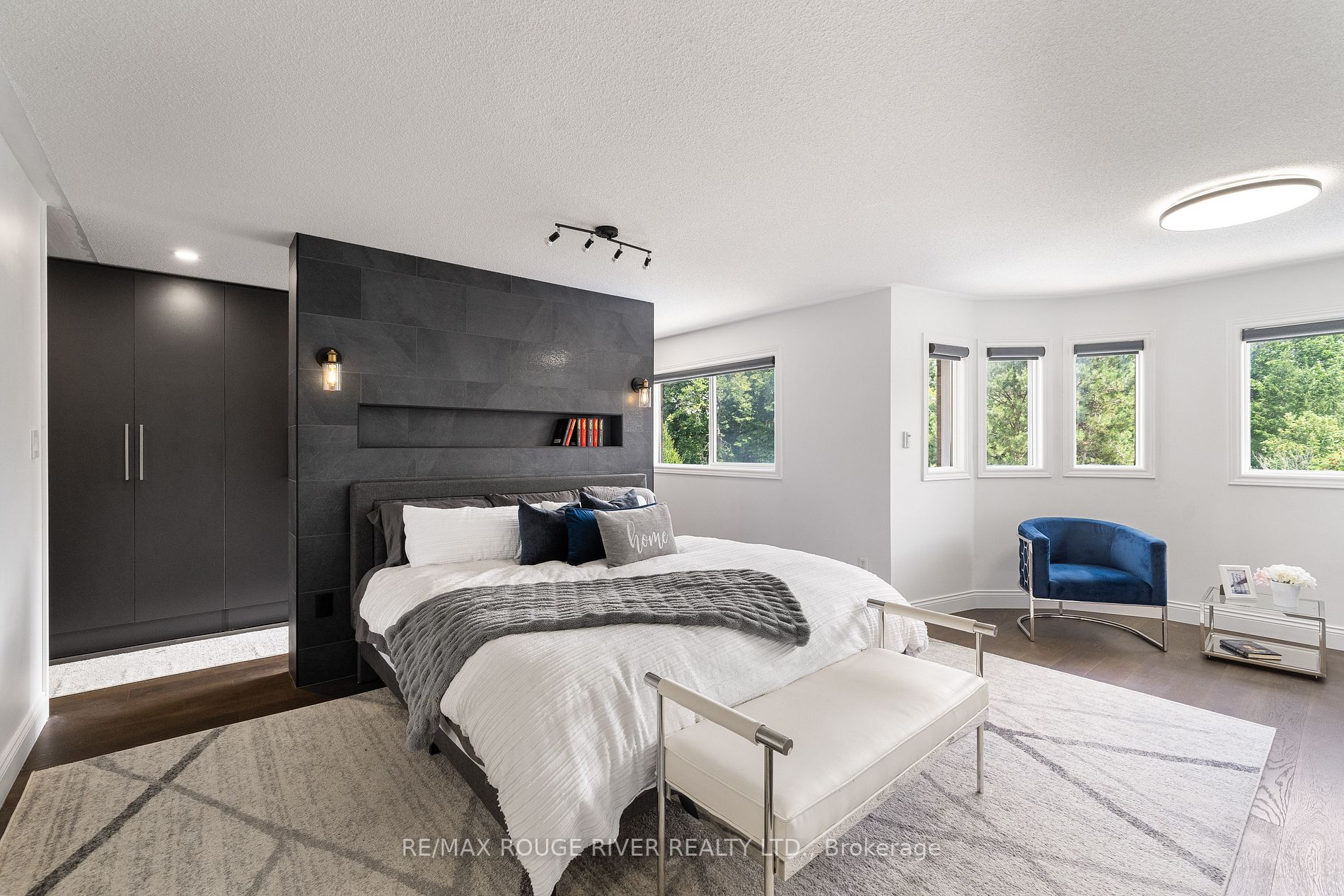 2353 Canterbury Cres