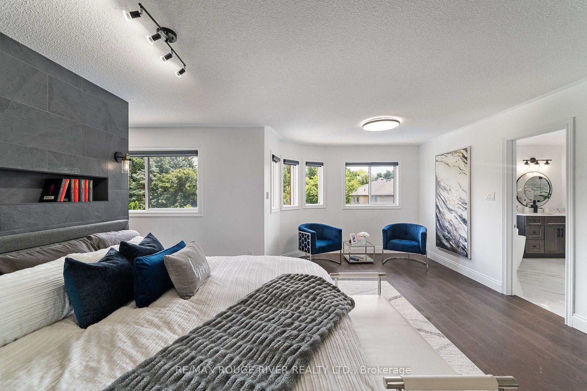 2353 Canterbury Cres
