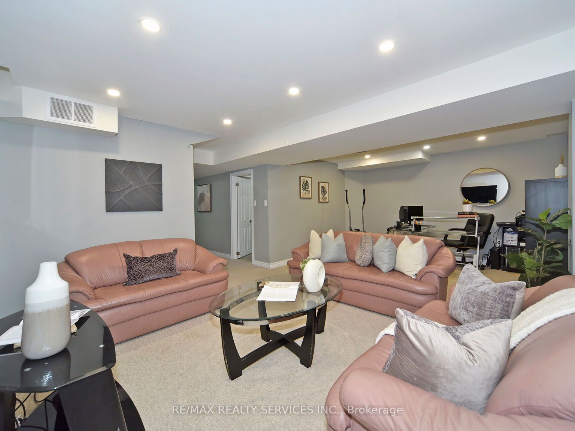 24 Seven Oaks Street