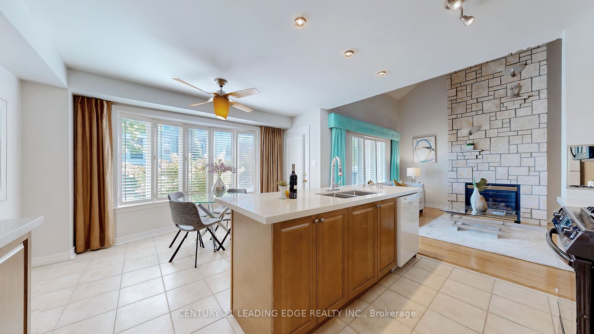 350 Lakebreeze Dr, #4
