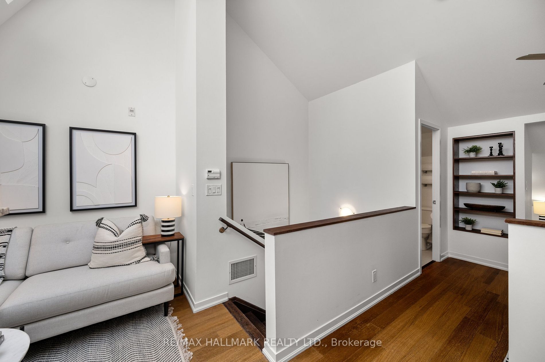 201 Carlaw Ave, #254
