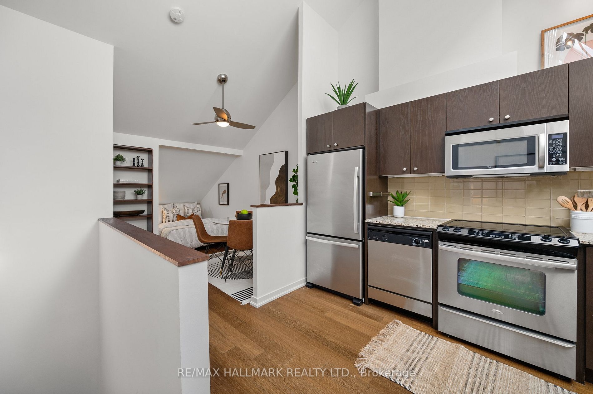 201 Carlaw Ave, #254
