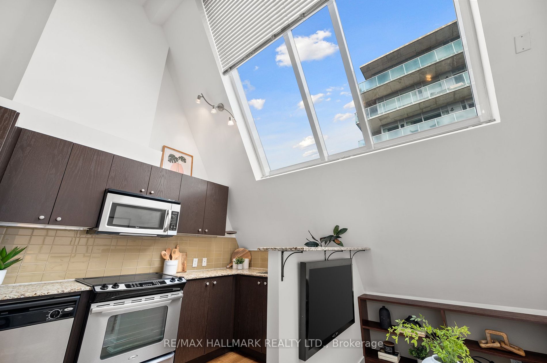 201 Carlaw Ave, #254