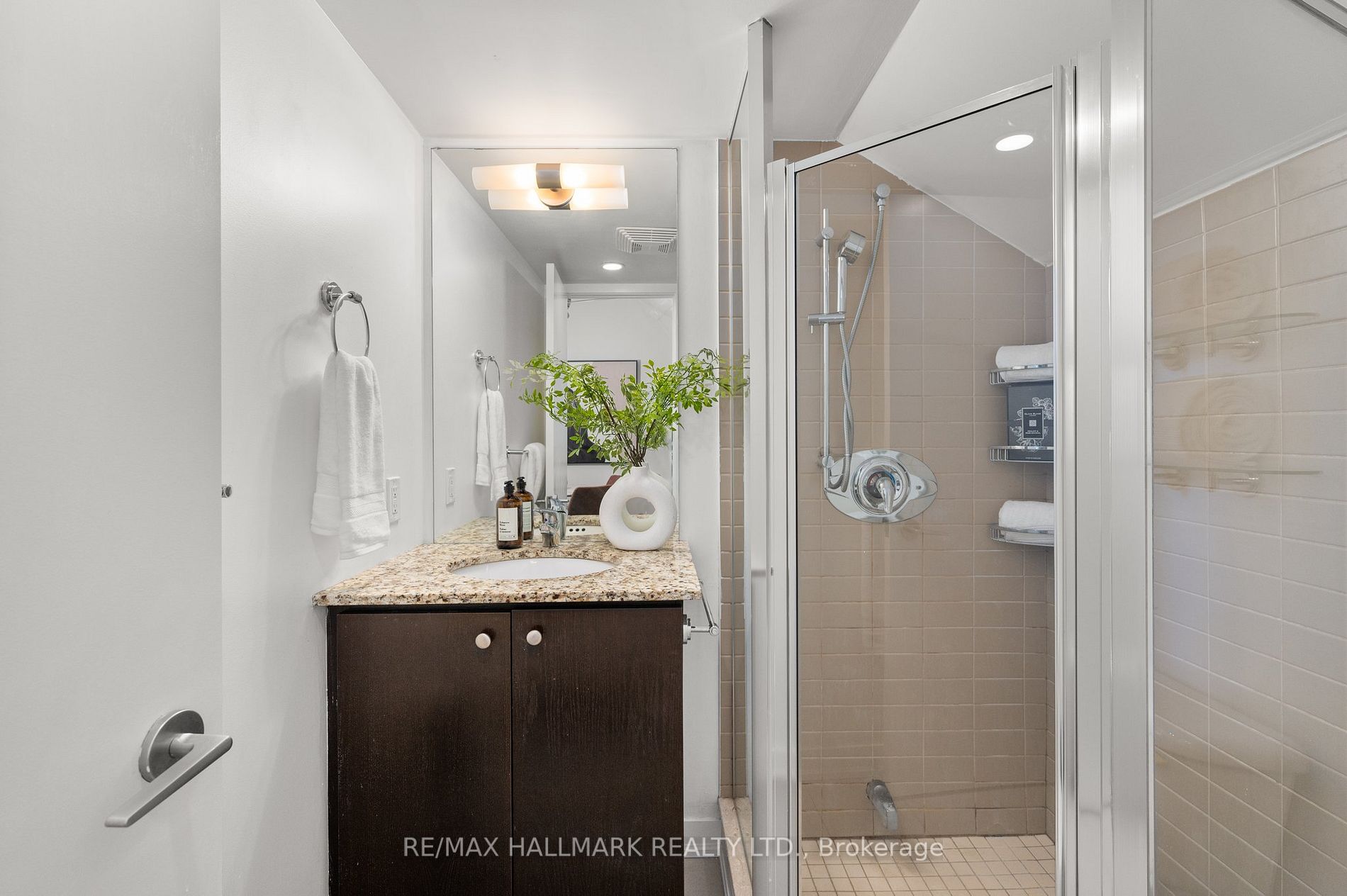 201 Carlaw Ave, #254