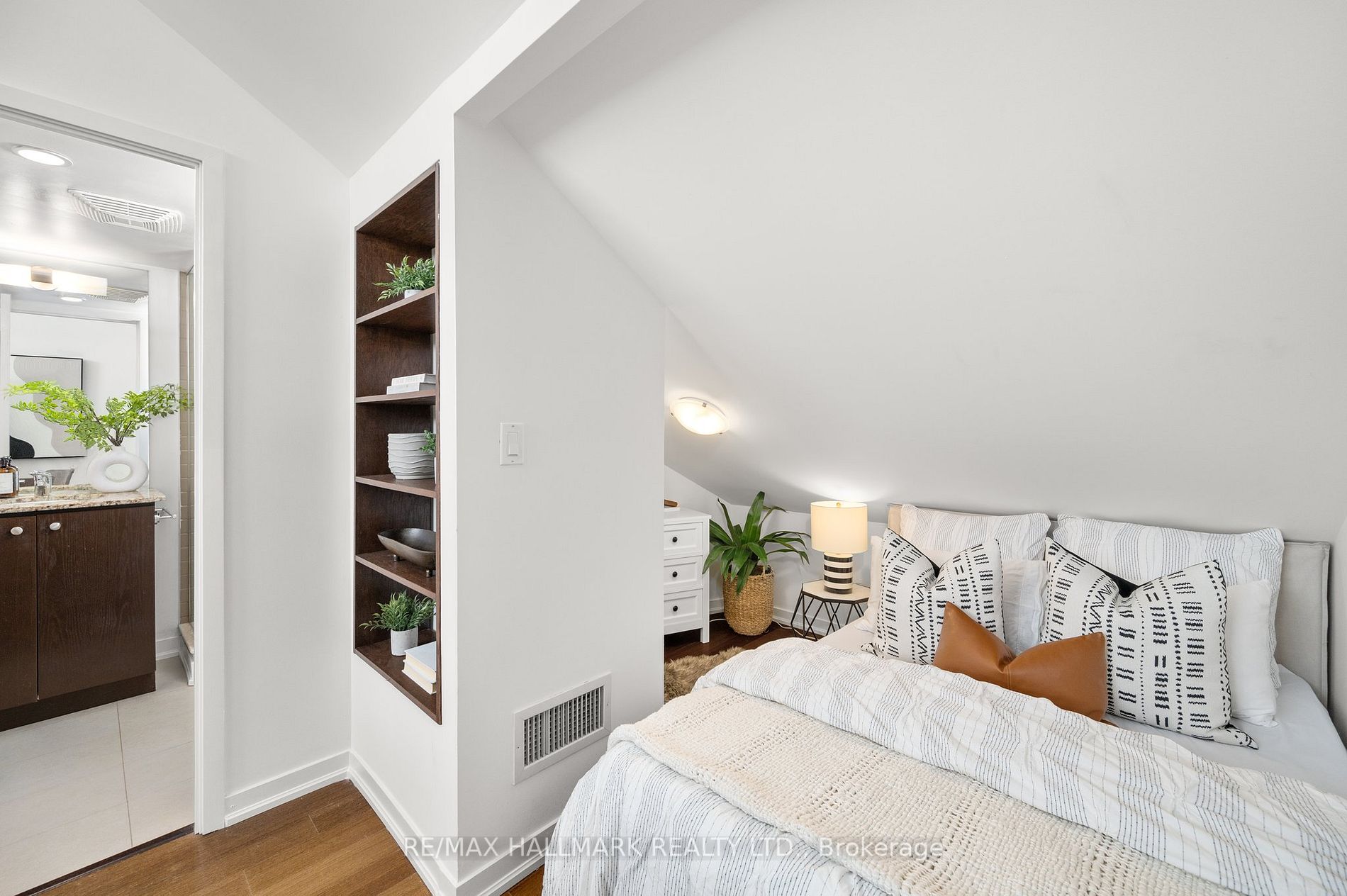201 Carlaw Ave, #254