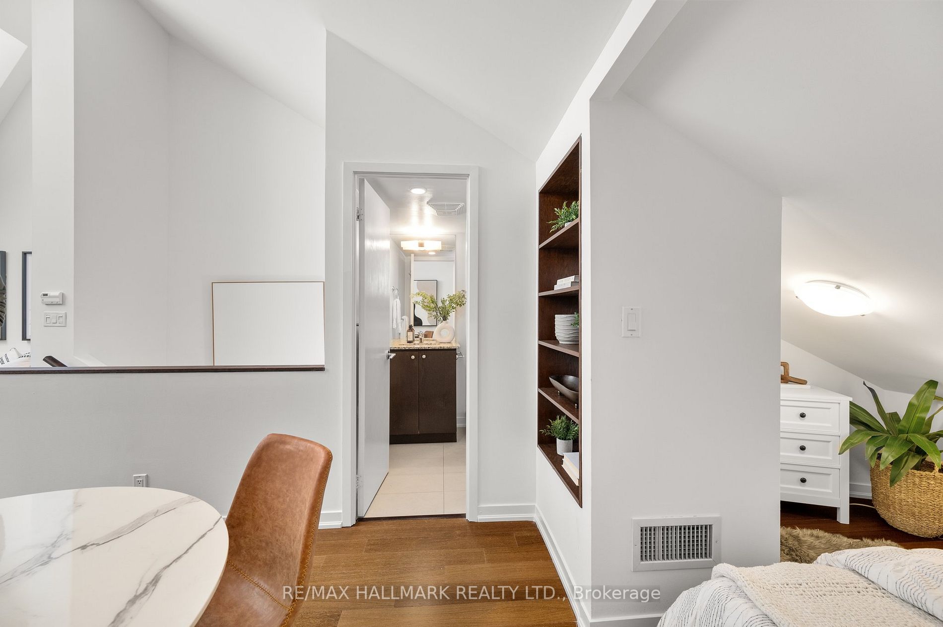 201 Carlaw Ave, #254