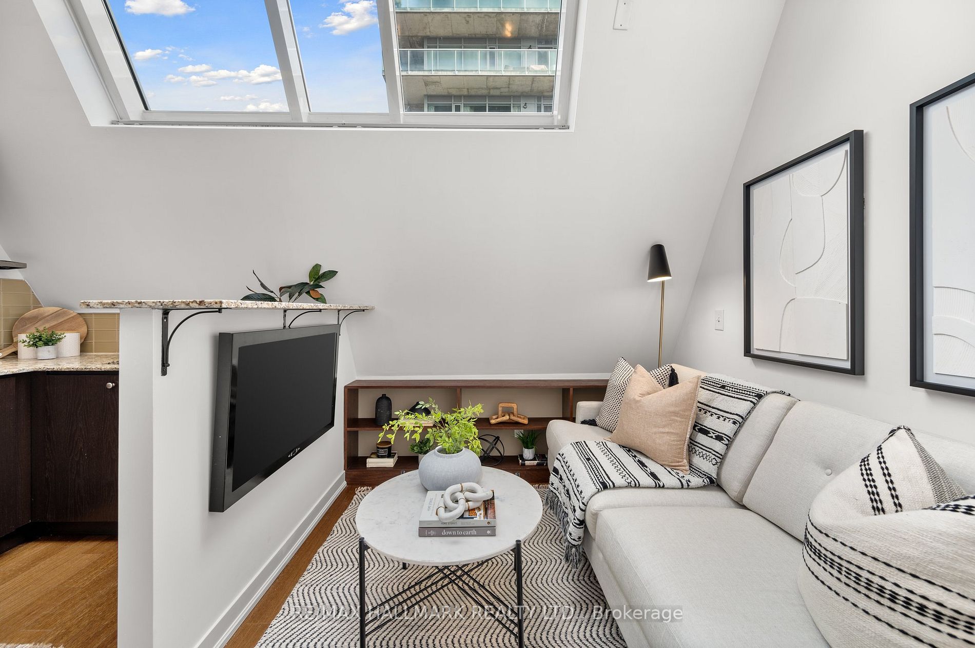 201 Carlaw Ave, #254