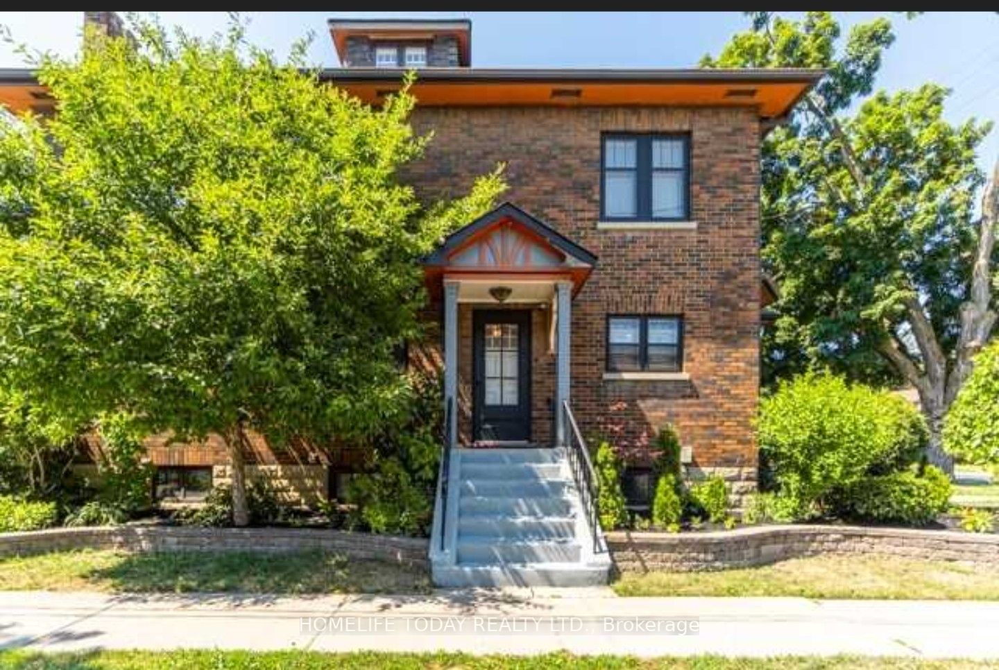 512 Simcoe St N