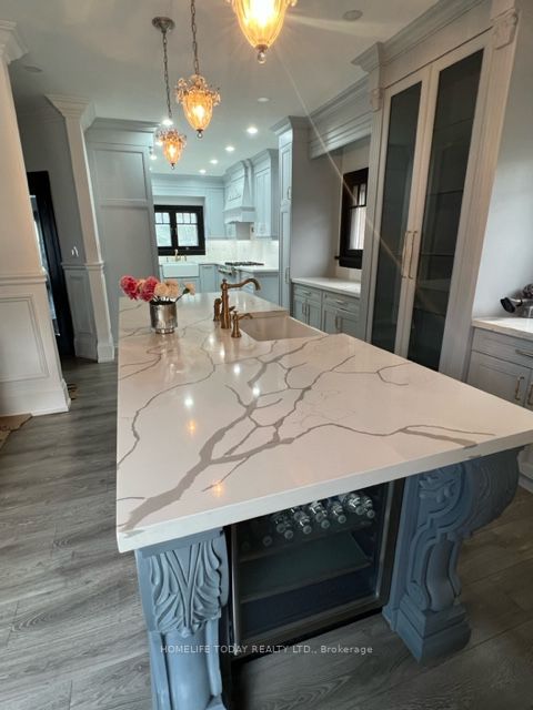 512 Simcoe St N