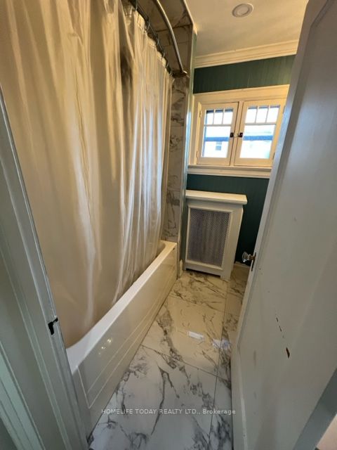 512 Simcoe St N