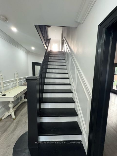 512 Simcoe St N