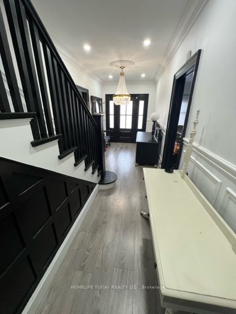 512 Simcoe St N