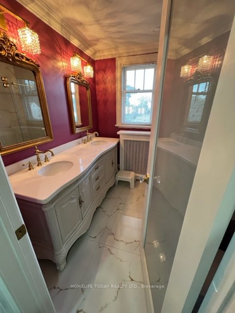 512 Simcoe St N