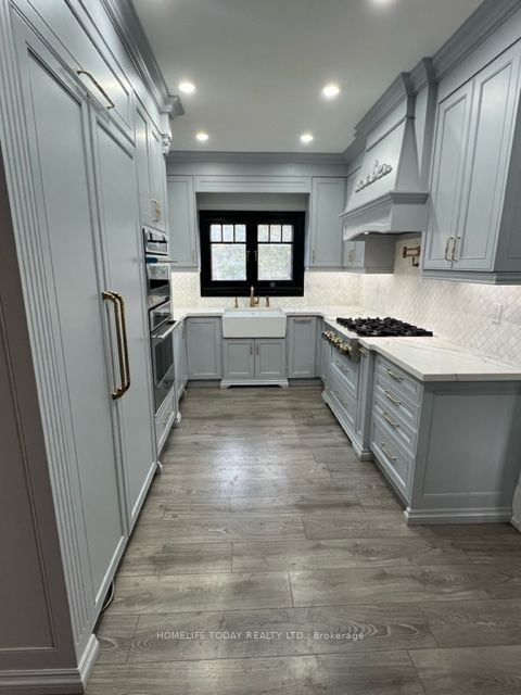 512 Simcoe St N