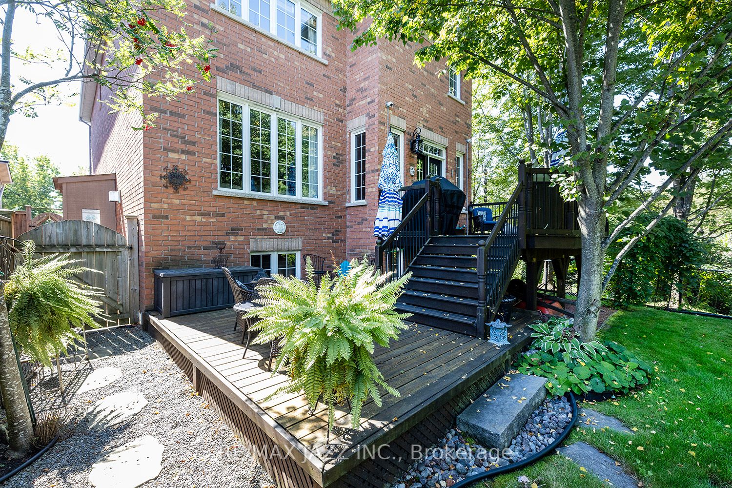8 Darren Ave
