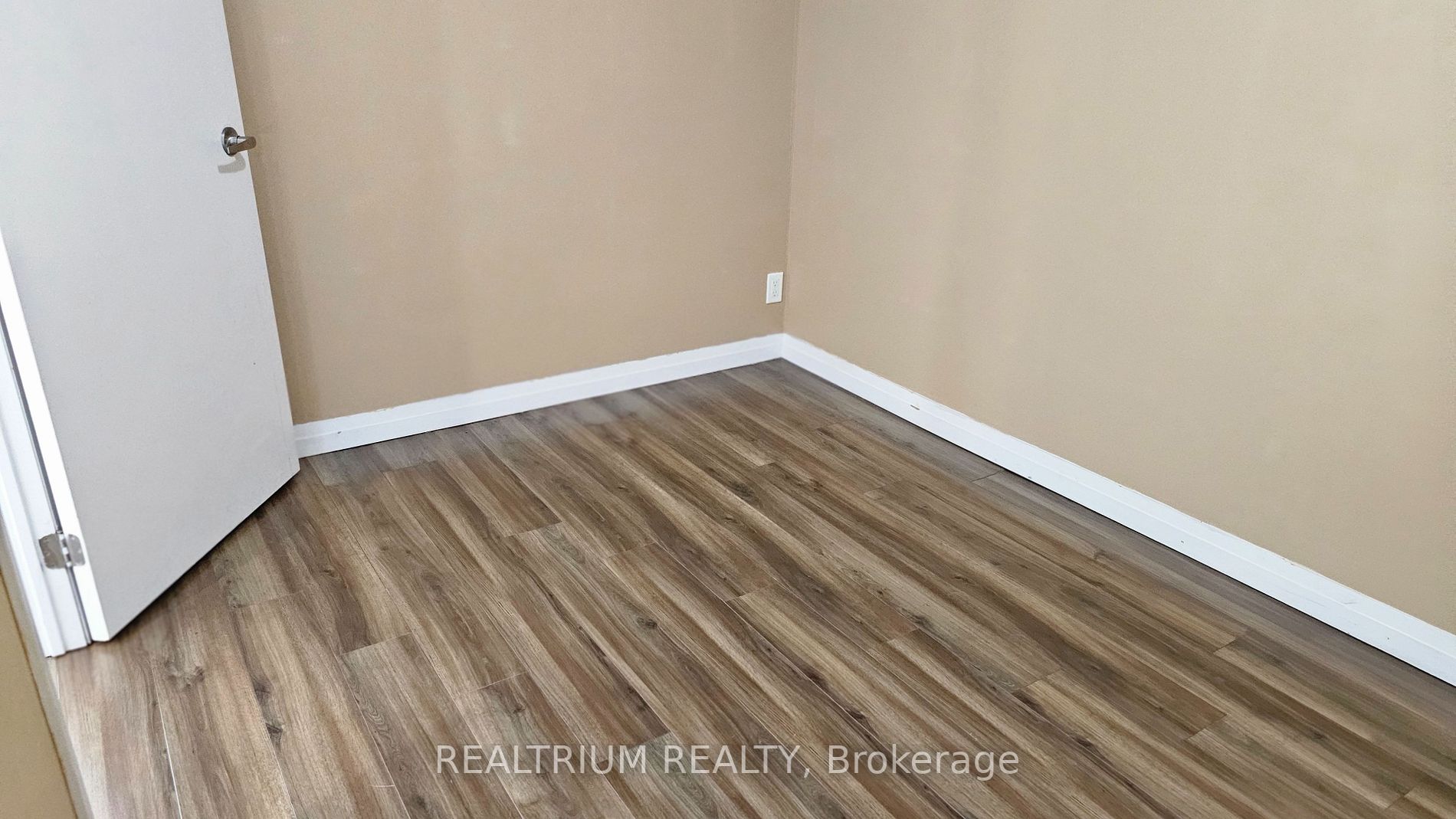 2152 Lawrence Ave E, #607