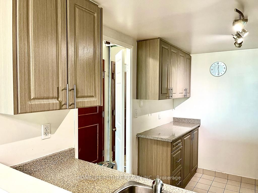 18 Lee Centre Dr, #812