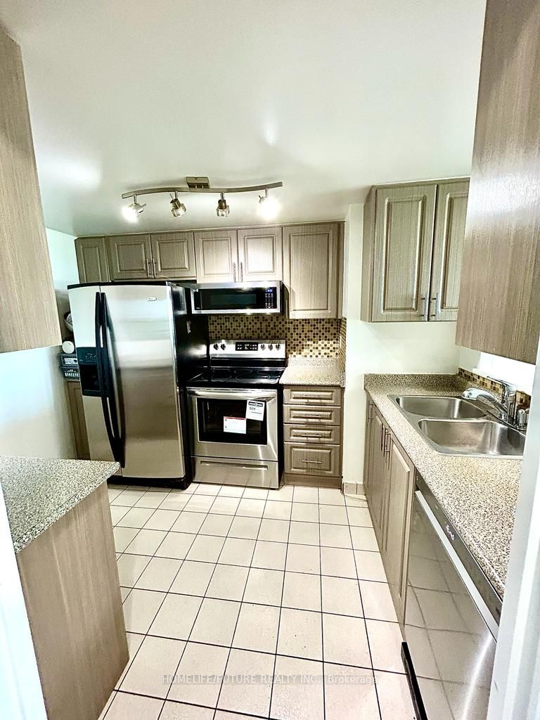 18 Lee Centre Dr, #812