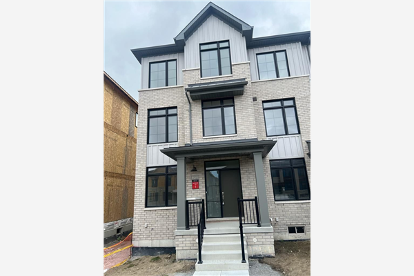 2722 Peter Matthews Dr, Pickering