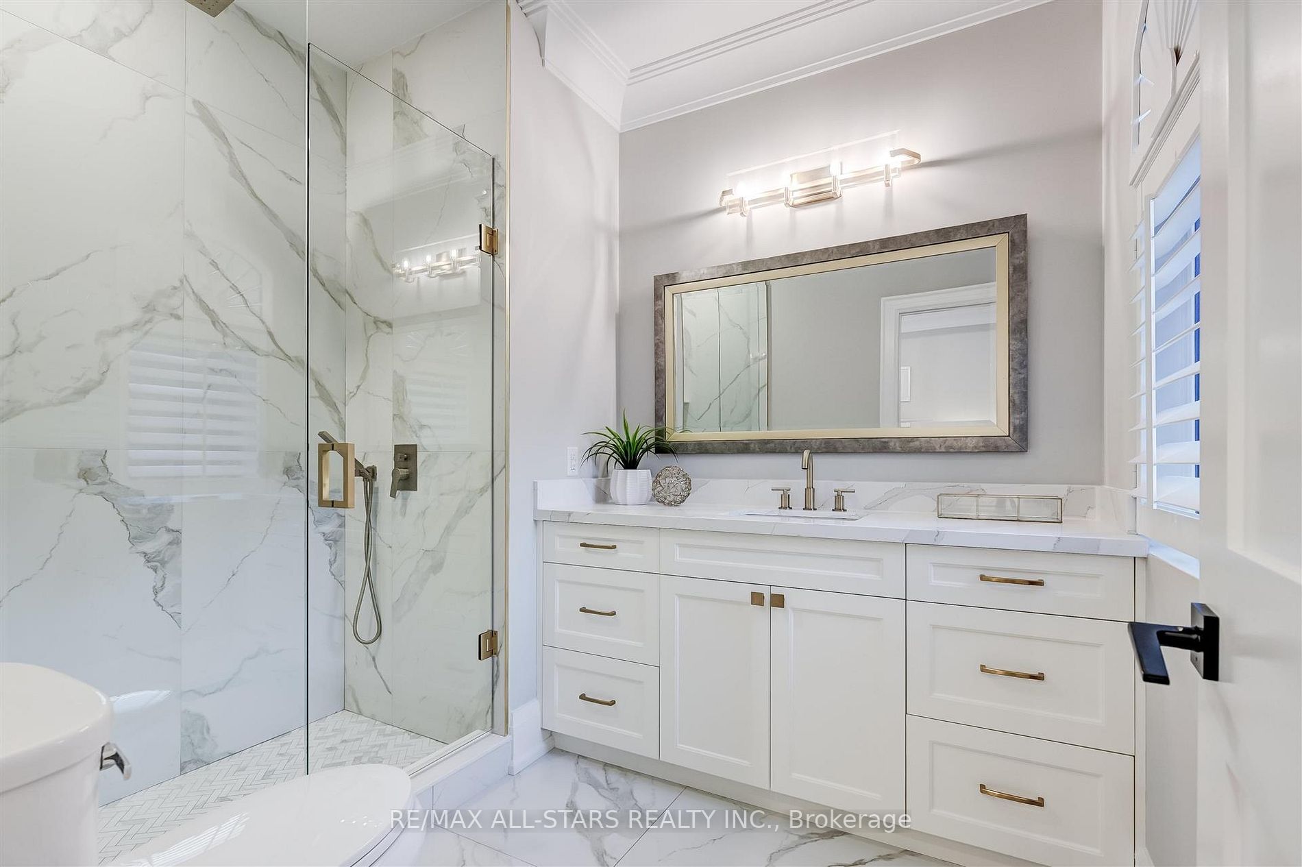 7 Brinloor Blvd