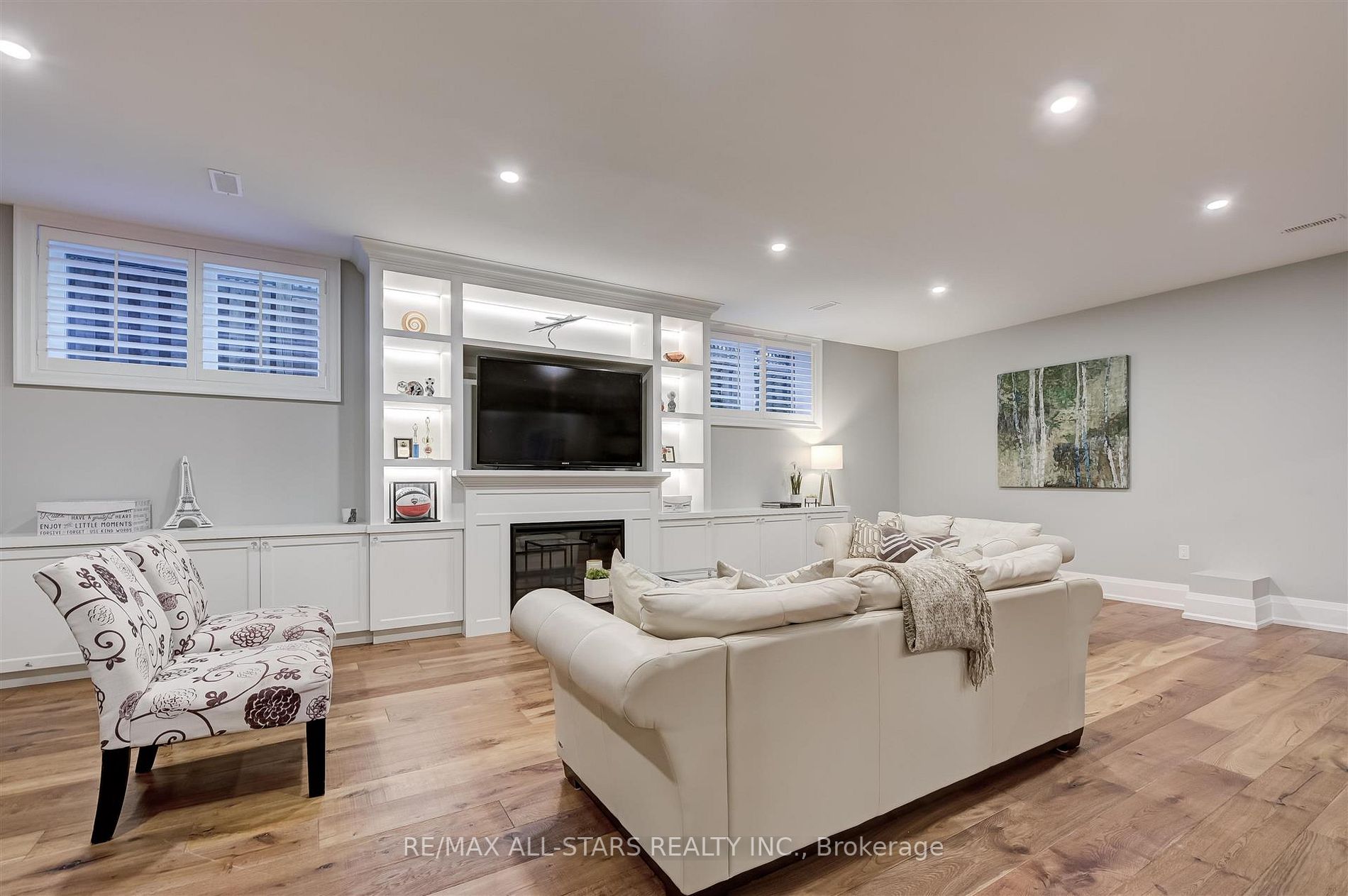 7 Brinloor Blvd