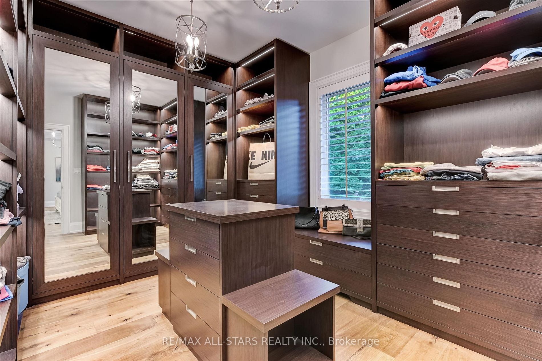 7 Brinloor Blvd