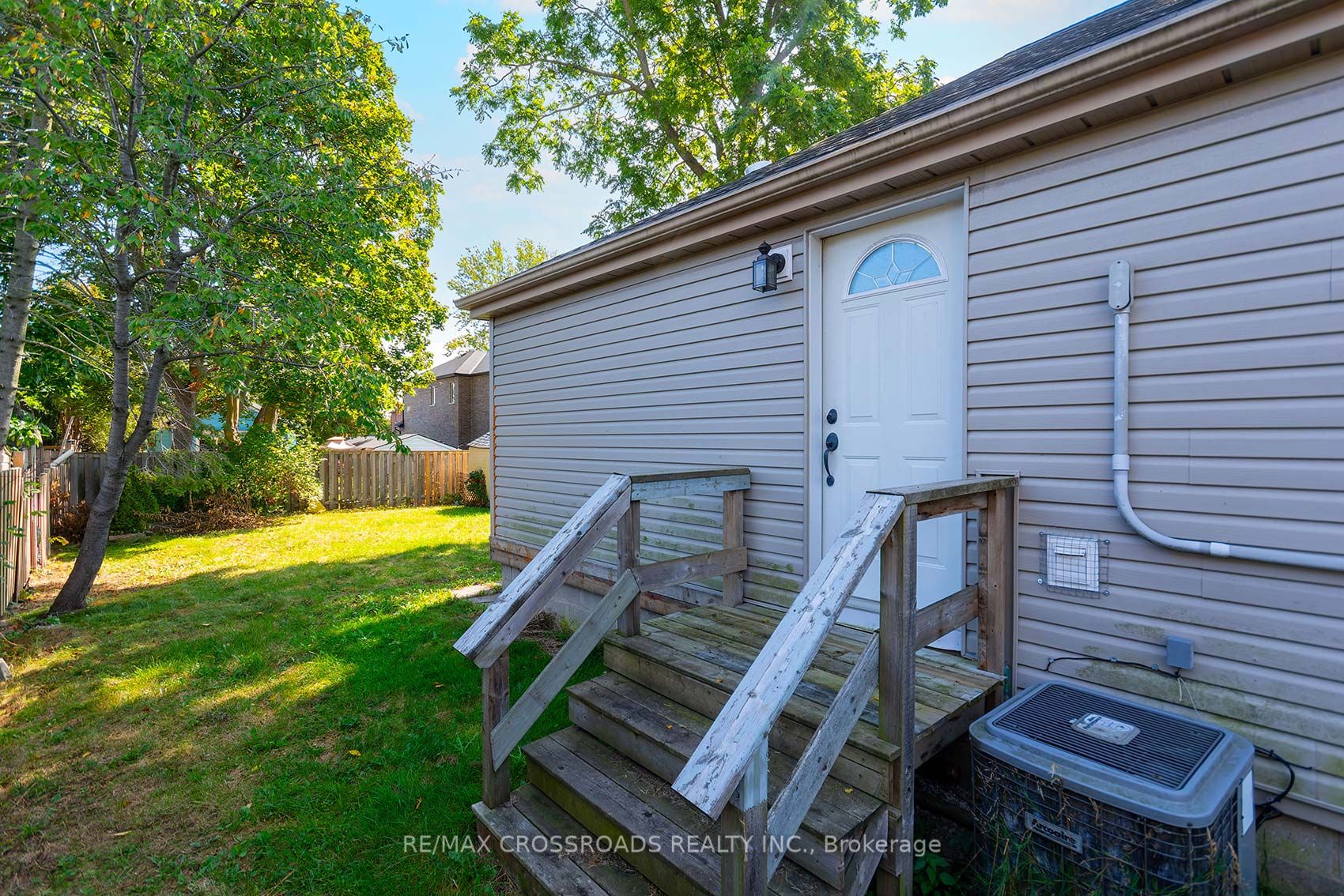735 Hillcrest Rd