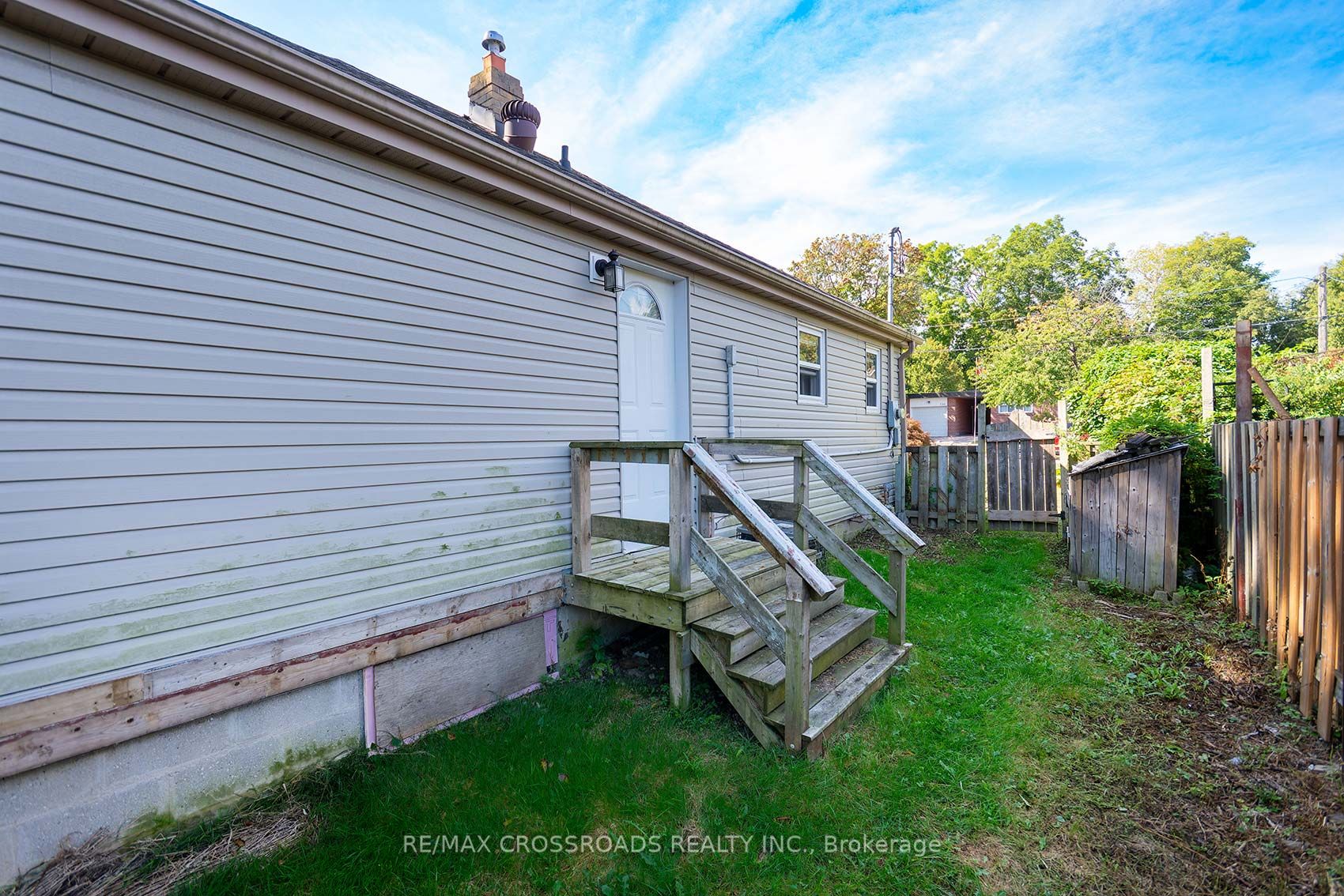 735 Hillcrest Rd
