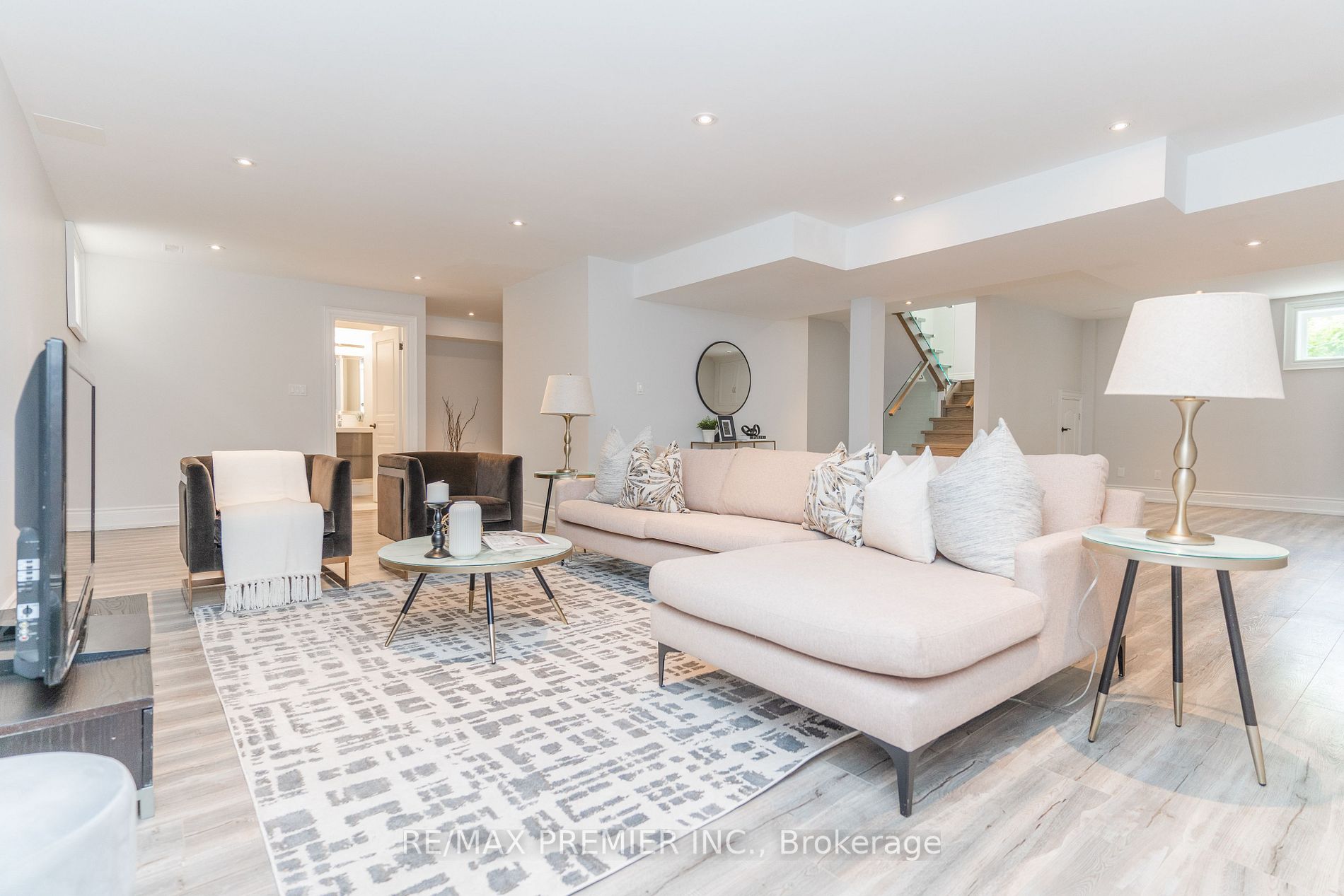 85 Adanac Dr
