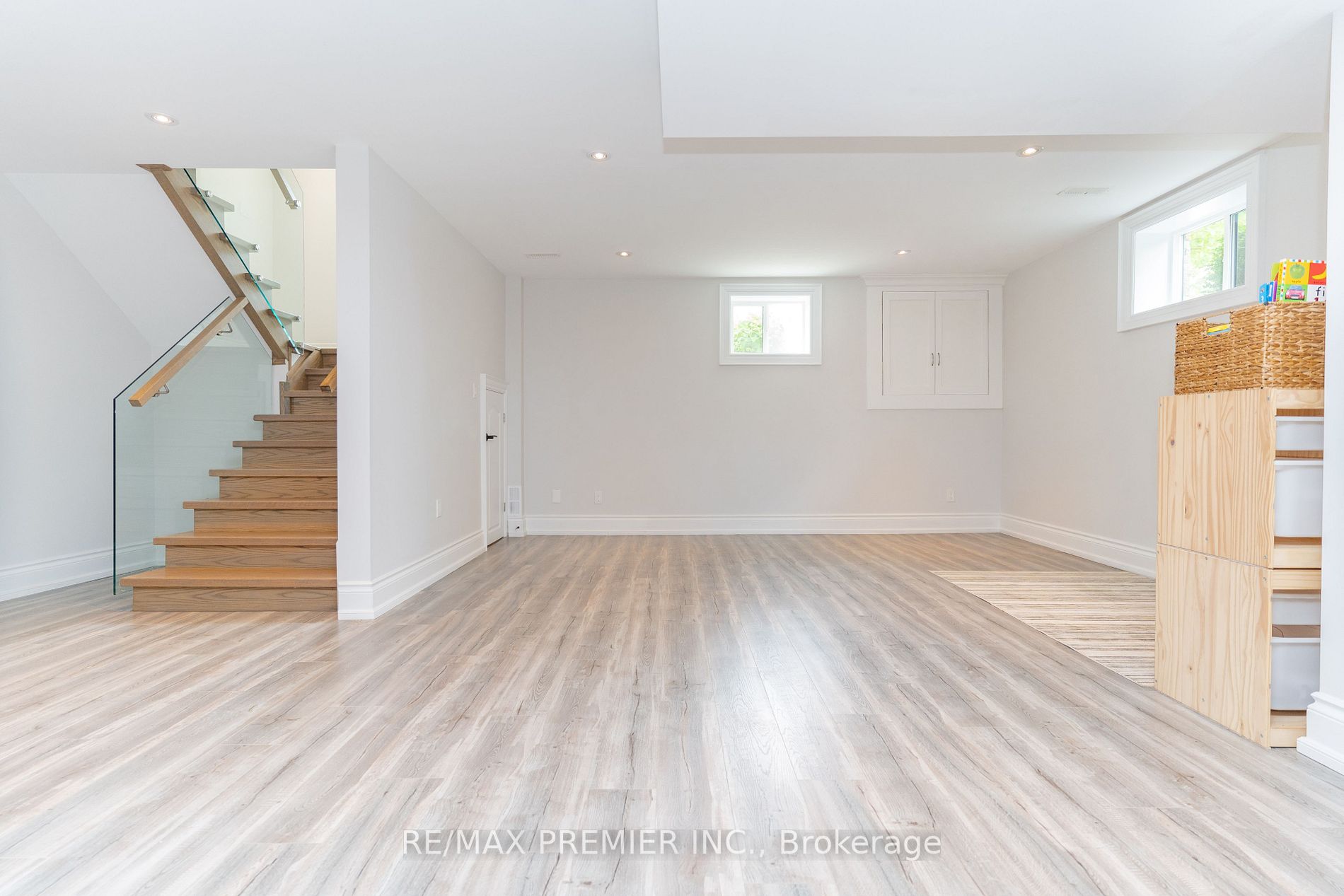 85 Adanac Dr