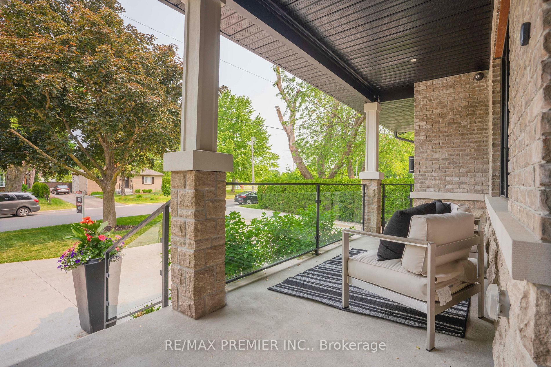 85 Adanac Dr