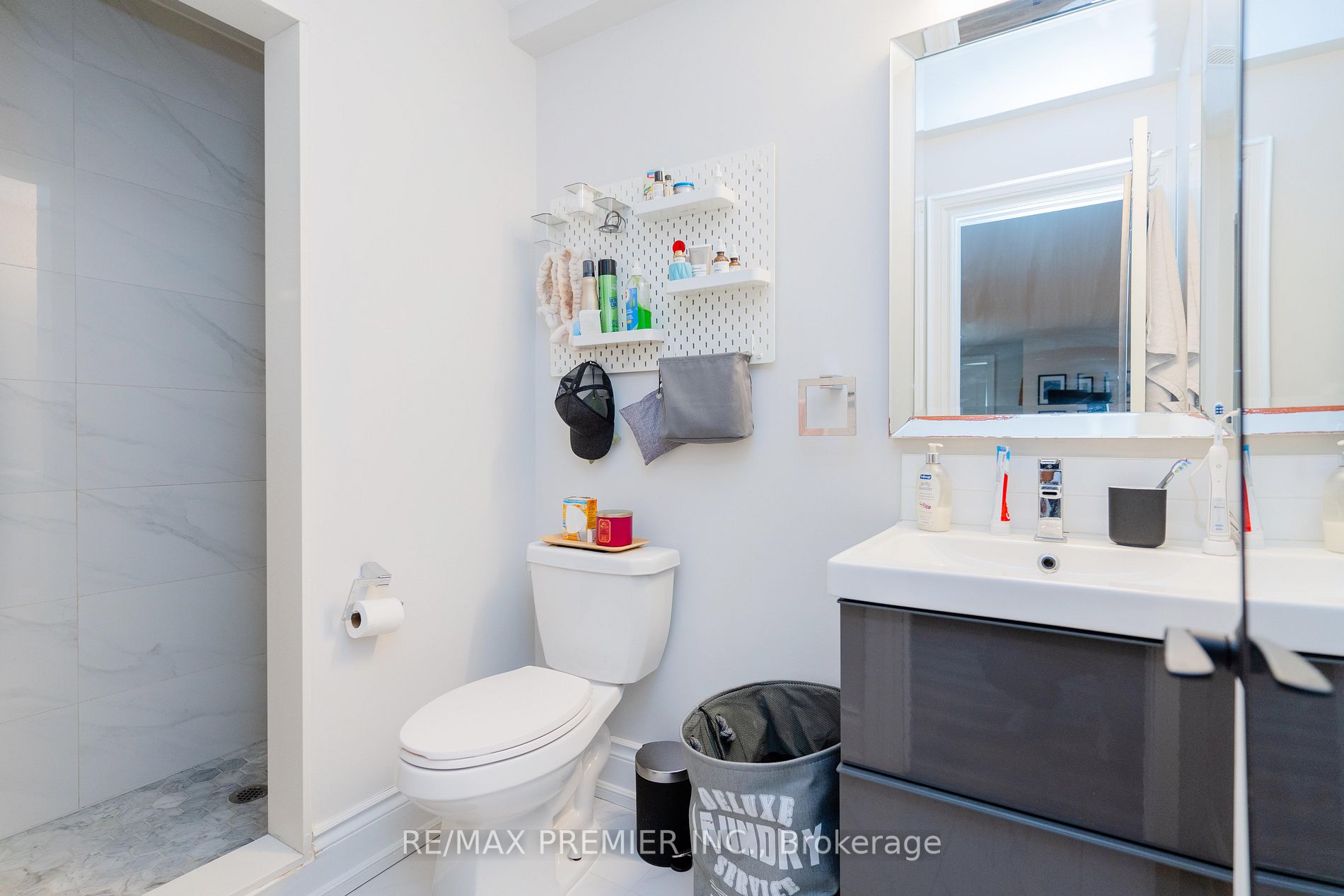 85 Adanac Dr