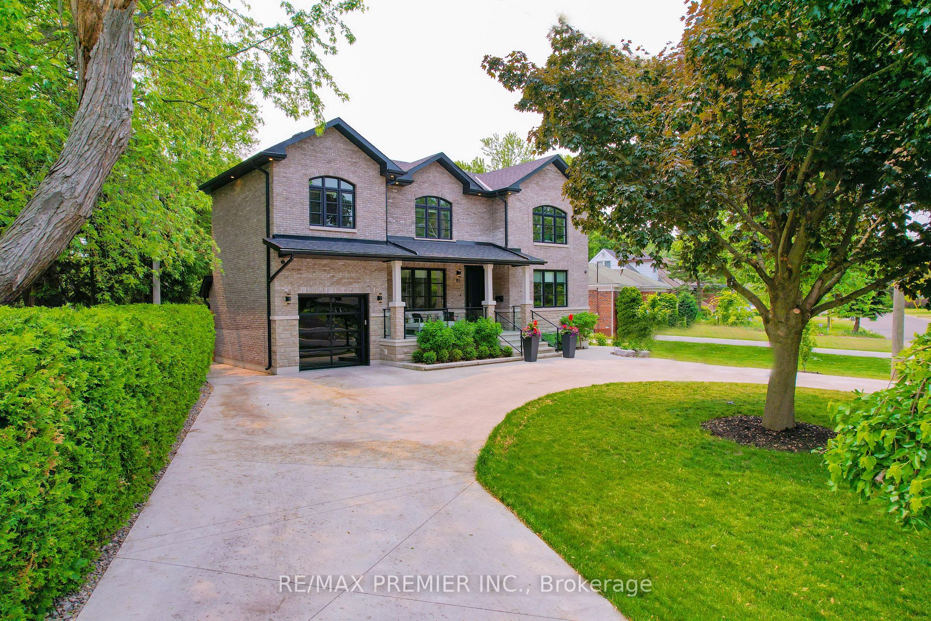 85 Adanac Dr