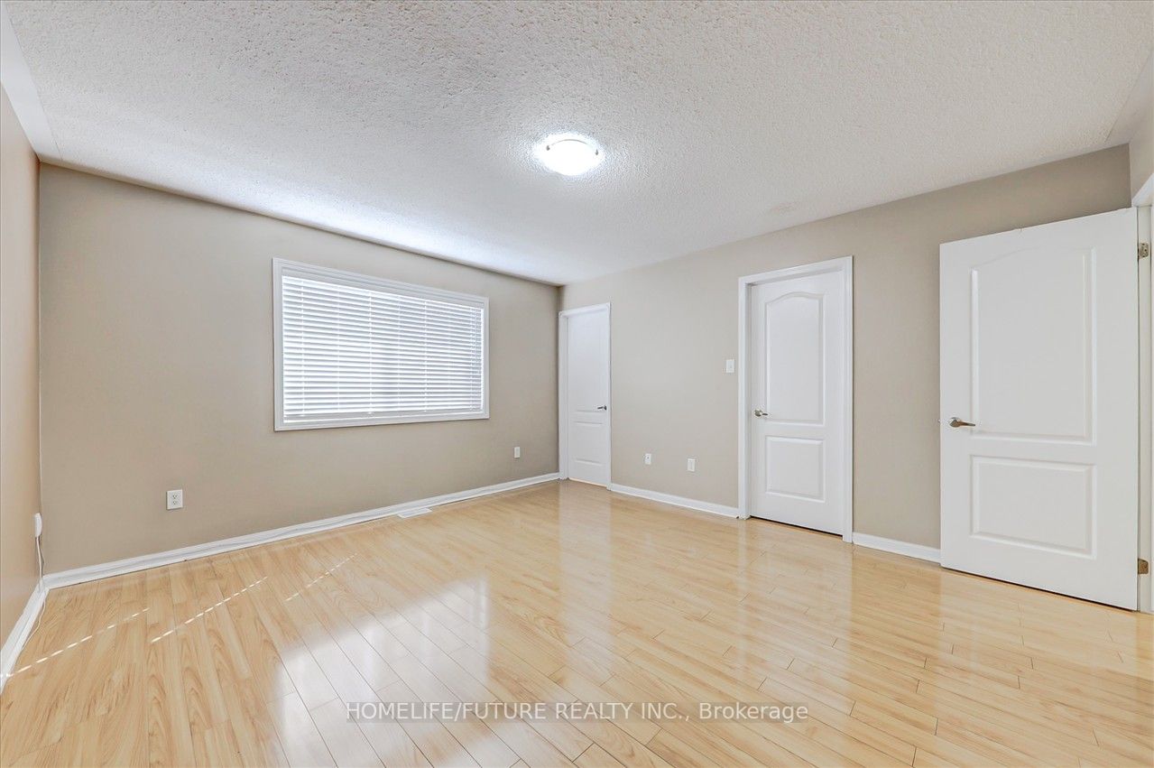 17 Trumpeter St